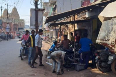 निगम की कार्रवाही,सड़क किनारे अतिक्रमण ठेलो एवं कंडम गाड़ियों को हटाया :