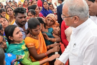 संस्कार सहायता समूह की महिलाओं ने गोबर बेचकर कमाए 3 लाख रूपए - :