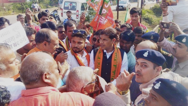 भाजपा युवा मोर्चा जेवरा मंडल ने घेरा बिजली सब स्टेशन