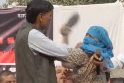 महिला ने एक कार्यक्रम के दौरान मंच पर व्यक्ति की चप्पल से पिटाई
