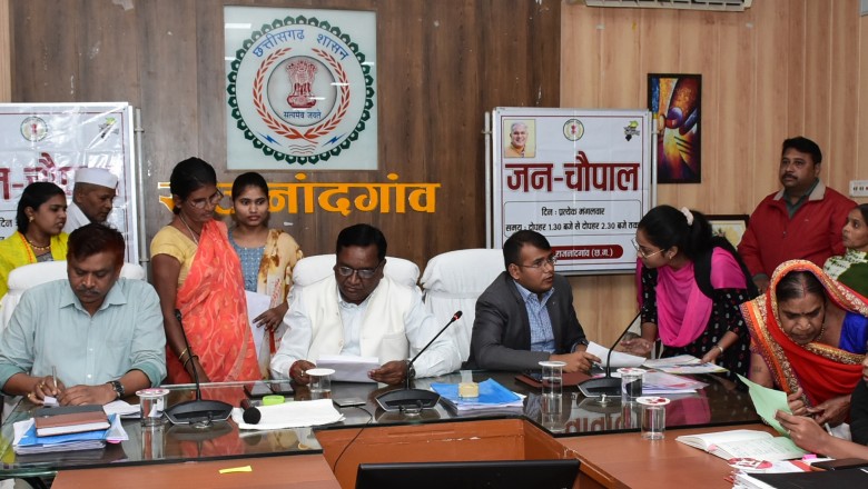 कलेक्टर ने जनचौपाल में जिले के नगरीय एवं ग्रामीण क्षेत्रों से आए नागरिकों विभिन्न समस्या को ध्यान से सुना तथा शीघ्र ही समुचित निराकरण करने के दिए निर्देश