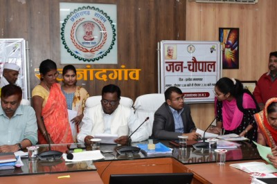 कलेक्टर ने जनचौपाल में जिले के नगरीय एवं ग्रामीण क्षेत्रों से आए नागरिकों विभिन्न समस्या को ध्यान से सुना तथा शीघ्र ही समुचित निराकरण करने के दिए निर्देश