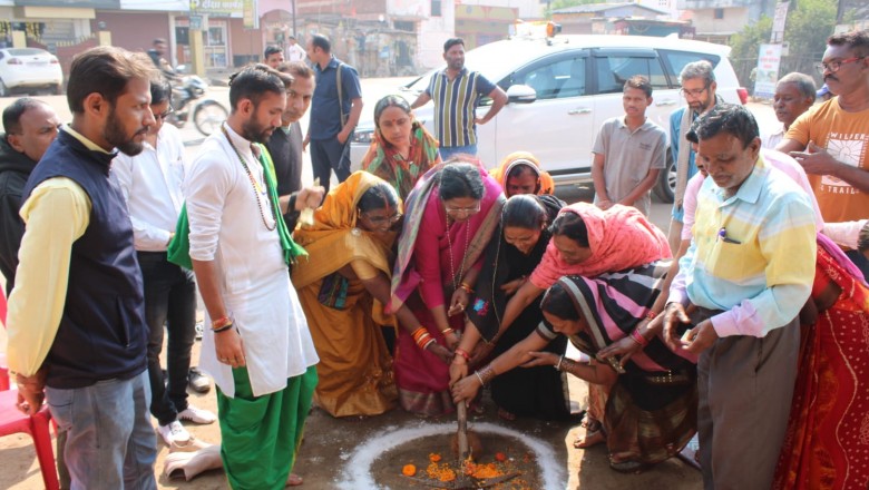 चिखली में निर्मित विभिन्न सामुदायिक भवनों में अतिरिक्त कक्ष निर्माण एवं तालाब सौदर्यीकरण कार्य का महापौर ने किया भूमिपूजन