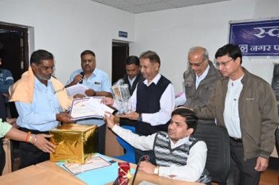 निगम प्रशासन ने 05 कर्मचारियों को दी स-सम्मान विदाई