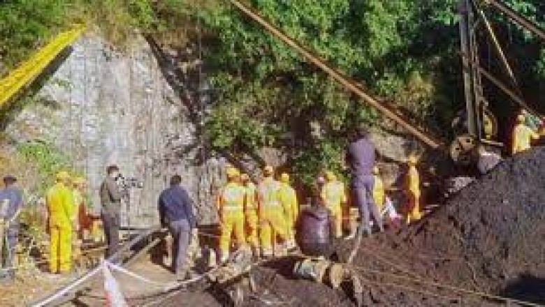 मालगांव में छुई खदान धंसने से 7 मजदूरों की मौत