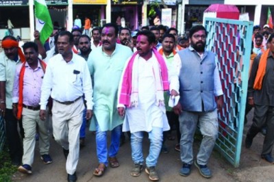 बिना अधिग्रहण किए बना दिए किसानों की जमीन पर सड़क