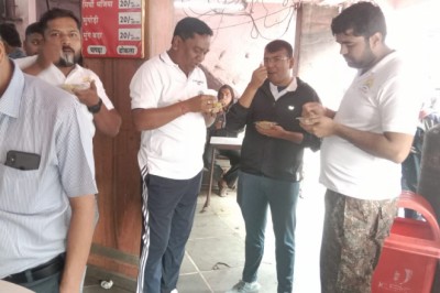 कलेक्टर, जिला पंचायत सीईओ एवं नगर निगम आयुक्त ने गुड मॉर्निंग राजनांदगांव कार्यक्रम के बाद शहर के सुप्रसिद्ध होटल मानव मंदिर जाकर स्वादिष्ट पोहा व चाय का उठाया लुत्फ