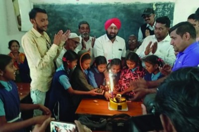 शहर कांग्रेस ने बच्चों के साथ सोनिया गांधी 76वां जन्मदिन मनाया