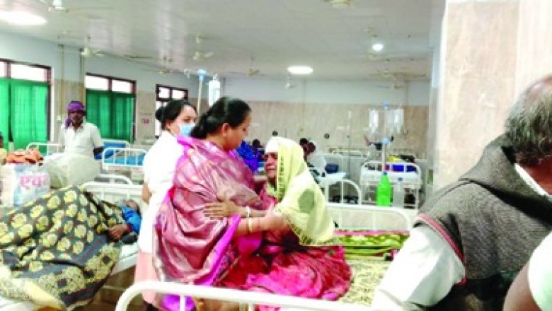 मरीजों से मिलने मेडिकल कालेज पहुंचीं खुज्जी विधायक छन्नी चंदू साहू