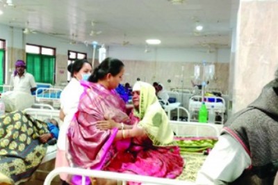 मरीजों से मिलने मेडिकल कालेज पहुंचीं खुज्जी विधायक छन्नी चंदू साहू