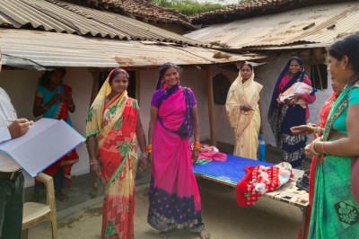 स्वास्थ्य विभाग एवं मितानिन की टीम घर-घर दे रही दस्तक