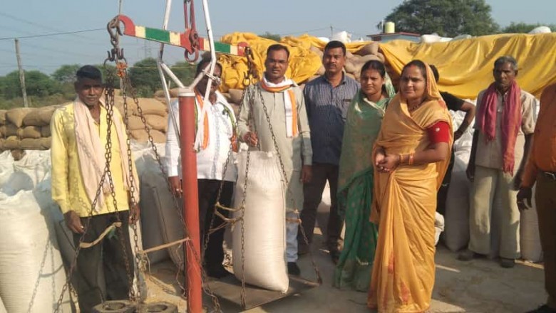 *चुम्मन साहू के नेतृत्व में कांग्रेसी पहुंचे धान खरीदी केंद्र, किसानों से की मुलाकात*