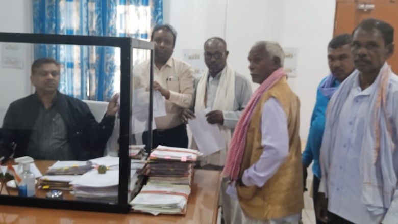 झाड़ीखैरी मे जंगल जप्त जमीन पर बसा मकान, बाड़ी का पट्टा दिलवाने कलेक्टर को सौंपा ज्ञापन