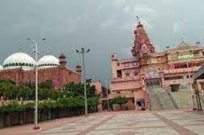 मथुरा के श्री कृष्ण जन्मभूमि और शाही ईदगाह विवाद में जिला कोर्ट ने शनिवार को बड़ा आदेश दिया