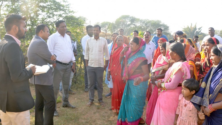 रीपा योजना अंतर्गत चल रहे निर्माण कार्यों को देखने कल्लूबंजारी पहुंचे कलेक्टर