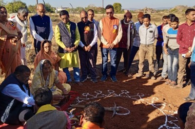 सामुदायिक भवन लोकार्पण एवं भूमिपूजन समारोह में दलेश्वर साहू शामिल हुए