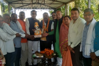 ज़िला साहू संघ ने दलेश्वर साहू को श्री कृष्ण की प्रतिमूर्ति भेटकर सम्मानित किया