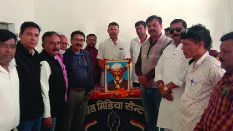 शहर कांग्रेस ने पूर्व प्रधानमंत्री लालबहादुर शास्त्री की पुण्यतिथि पर उन्हें किया स्मरण