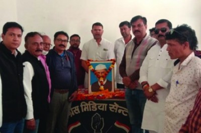 शहर कांग्रेस ने पूर्व प्रधानमंत्री लालबहादुर शास्त्री की पुण्यतिथि पर उन्हें किया स्मरण