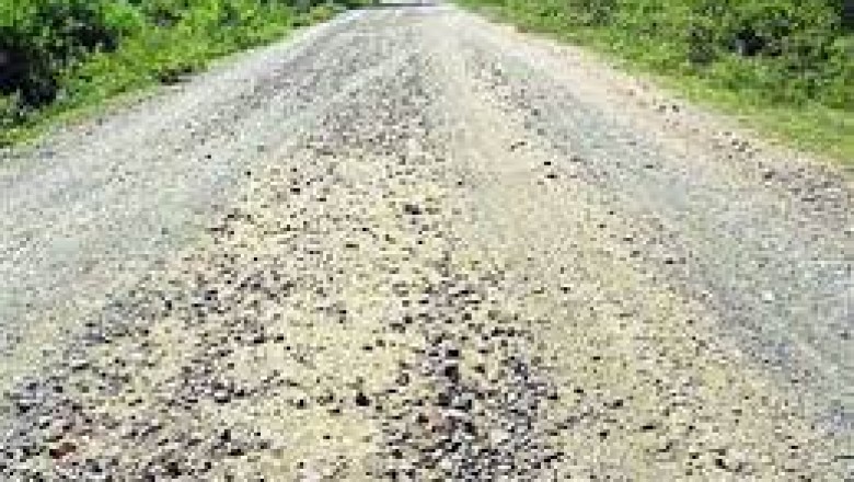 डौंडीलोहारा ब्लॉक के मड़ियाकट्टा से लोहारा तक की 6 किमी सड़क का मामला,ग्रामीणों ने सड़क निर्माण का काम बंद कराया