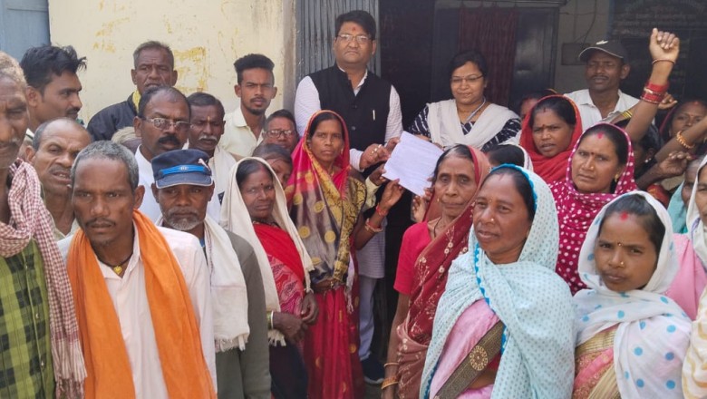 कांग्रेस नेता तरूण सिन्हा को खुज्जी विधानसभा क्षेत्र के ग्राम चौराहा बंजारी के लोगों ने मुख्यमंत्री  के नाम दिया ज्ञापन।
