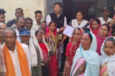 कांग्रेस नेता तरूण सिन्हा को खुज्जी विधानसभा क्षेत्र के ग्राम चौराहा बंजारी के लोगों ने मुख्यमंत्री  के नाम दिया ज्ञापन।