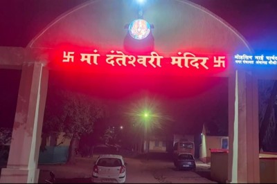 मां दंतेश्वरी मंदिर प्रांगण का प्रवेश द्वार में एलईडी बोर्ड बना आकर्षण का केंद्र