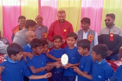 आलीखुटा मे संकुल स्तरीय बाल क्रीड़ा प्रतियोगिता के मुख्य अतिथि निखिल द्विवेदी ने विजेताओं को पुरुस्कृत किया