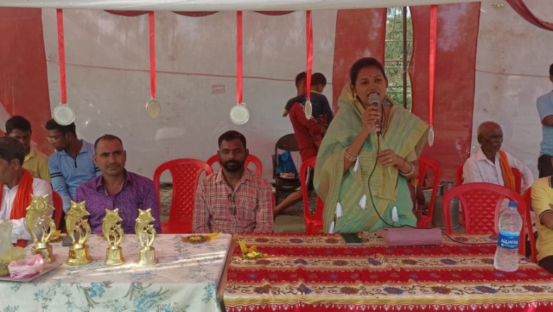 क्रिकेट प्रतियोगिता के समापन पर ग्राम संबलपुर पहुंची अध्यक्ष गीता घासी साहू