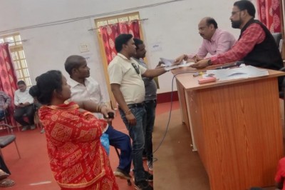 नगर निगम सभागृह में जन चौपाल, अधिकारियों ने सुनी समस्या :