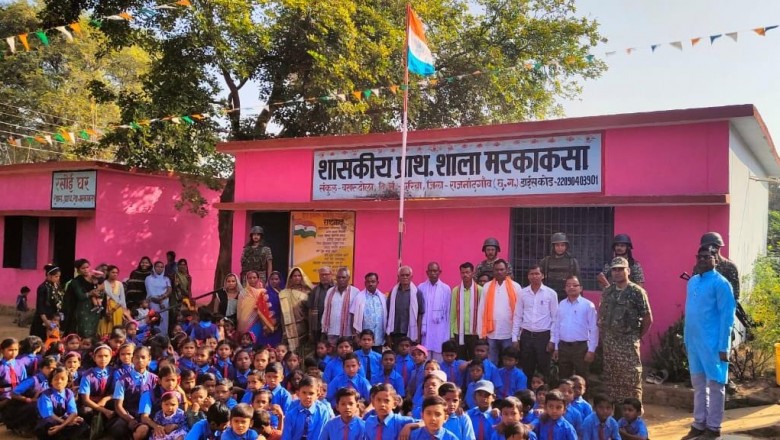 मरकाकसा में मना गणतंत्र दिवस जवानों को अपने बीच पाकर खुश हुए बच्चे