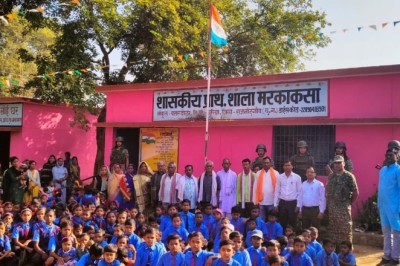 मरकाकसा में मना गणतंत्र दिवस जवानों को अपने बीच पाकर खुश हुए बच्चे