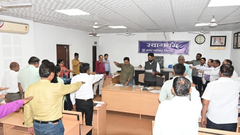 राष्ट्रीय मतदाता दिवस के अवसर पर आयुक्त रोहित व्यास के साथ निगम कर्मचारियों ने लिया शपथ