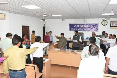 राष्ट्रीय मतदाता दिवस के अवसर पर आयुक्त रोहित व्यास के साथ निगम कर्मचारियों ने लिया शपथ