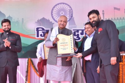 गणतंत्र दिवस समारोह के अवसर पर, निकायों में संचालित शासकीय योजनाओं की झांकी ने प्राप्त किया
