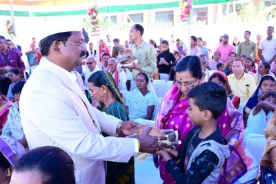 खाद्य, नागरिक आपूर्ति एवं  जिले के प्रभारी मंत्री श्री अमरजीत भगत ने किया ध्वजारोहण :