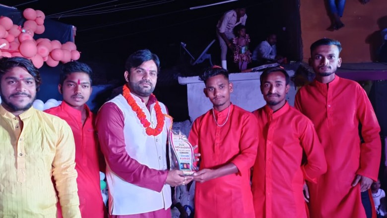 लखोली में जय बजरंग डांस ग्रुप ने मुख्य अतिथि आशीष डोंगरे का किया सम्मान
