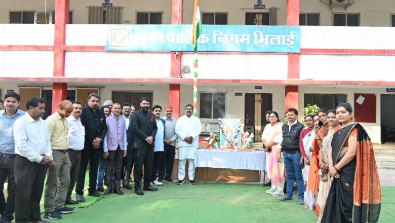 महापौर नीरज पाल ने निगम मुख्यालय व शहीद उद्यान में किया ध्वजारोहण