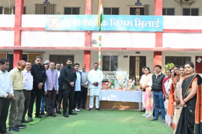 महापौर नीरज पाल ने निगम मुख्यालय व शहीद उद्यान में किया ध्वजारोहण