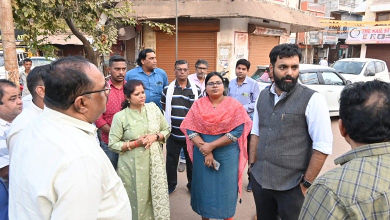 वैशाली नगर का गोल मार्केट भी उभरेगा आदर्श मार्केट के रूप में, निगम आयुक्त रोहित व्यास ने व्यापारियों के साथ मार्केट क्षेत्र का लिया जायजा