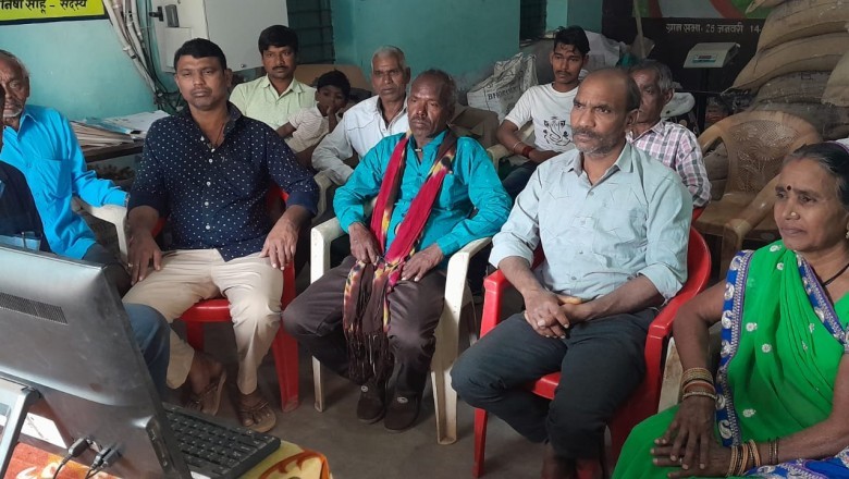 भेड़ी कला में प्रधानमंत्री नरेंद्र मोदी के मन की बात सुनते ग्रामवासी :