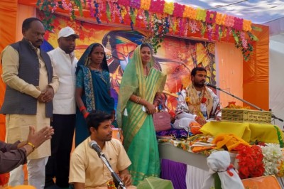 ज़िला पंचायत अध्यक्ष गीता घासी साहू व्यास पीठ से लिया आशीर्वाद*  जिले वासियो की खुशहाली,सुख समृद्धि की मंगल कामना*