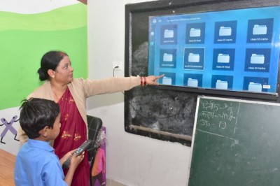 जिले के शासकीय स्कूलों में स्मार्ट टीव्ही अभियान में जनसहभागिता रही अभूतपूर्व :