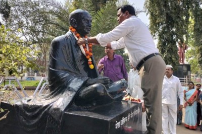 राष्ट्रपिता महात्मा गांधी और स्वतंत्रता संग्राम के अमर शहीदों को मौन धारण कर दी श्रद्धाजंलि :