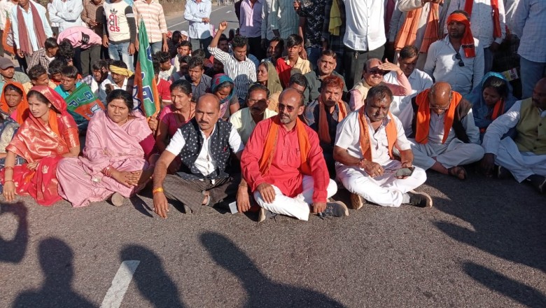 नेशनल हाईवे में की भाजपाईयो ने चक्काजाम, ग्रामीणों की उमड़ी जनसैलाब