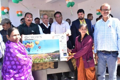 कलेक्टर के प्रयासों से ग्रामीण एवं शहरी क्षेत्रों में जनसहभागिता से स्कूल व आंगनबाड़ी केंद्रों में मिल रही है स्मार्ट टीवी