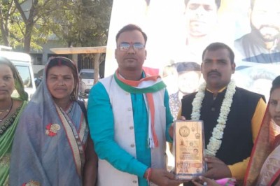 मुख्यमंत्री ने पैरादान करने वाले किसानों को किया सम्मानित  चुम्मन साहू ने सरपंच एवं समस्त ग्रामवासियो को बधाई एवं शुभकामनाएं दी