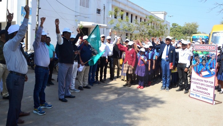 कलेक्टर ने हरी झंडी दिखाकर जिला स्तरीय शैक्षणिक भ्रमण का किया शुभारंभ :