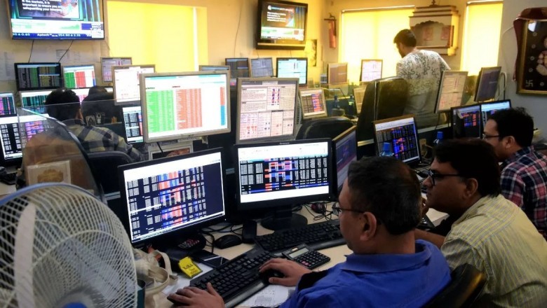 निफ्टी 17,800 के नीचे, सेंसेक्स 300 अंक गिरा; आईटीसी और एक्सिस बैंक में ताबड़तोड़ कारोबार :