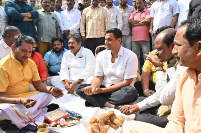 विधायक देवेंद्र यादव की पहल से करोड़ों की लागत से होंगे खुर्सीपार क्षेत्र में विकास :
